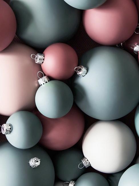 Viele bunte Christbaumkugeln auf einem Haufen