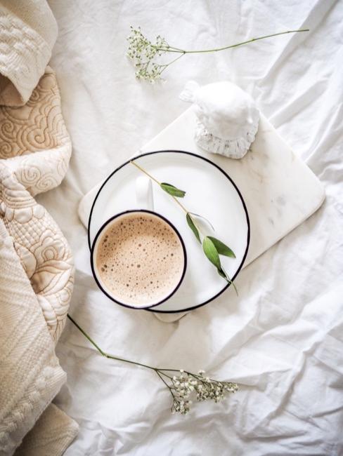 Espresso Nahaufnahme Espressotasse auf Bett