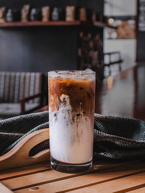 Cold Brew Coffee im Glas auf einem Tablett