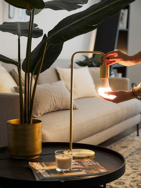 Strom sparen Tischleuchte im Wohnzimmer