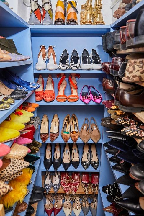 Schuhe in Regalen im Ankleidezimmer