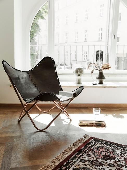 Fauteuil papillon Fauteuil papillon devant la fenêtre dans le séjour