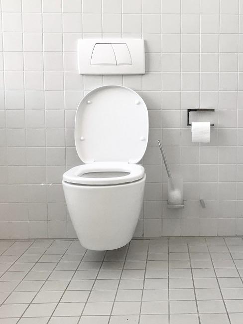 Toilette vor grauen Fliesen