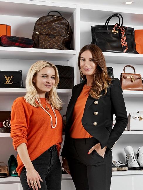 Delia und Lena vor einem Taschenregal
