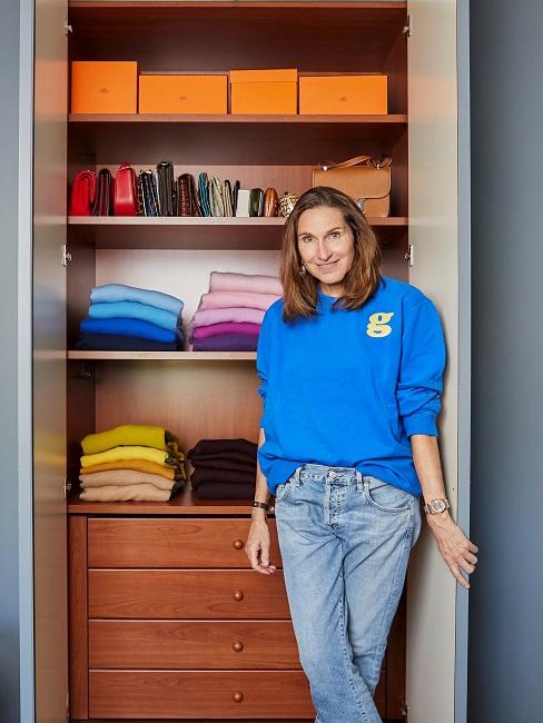 Frau vor ihrem Kleiderschrank