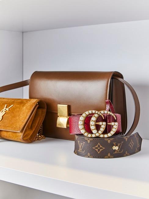 Handtaschen Aufbewahrung Verschiedene Taschen in einem weißen, offenen Regal.