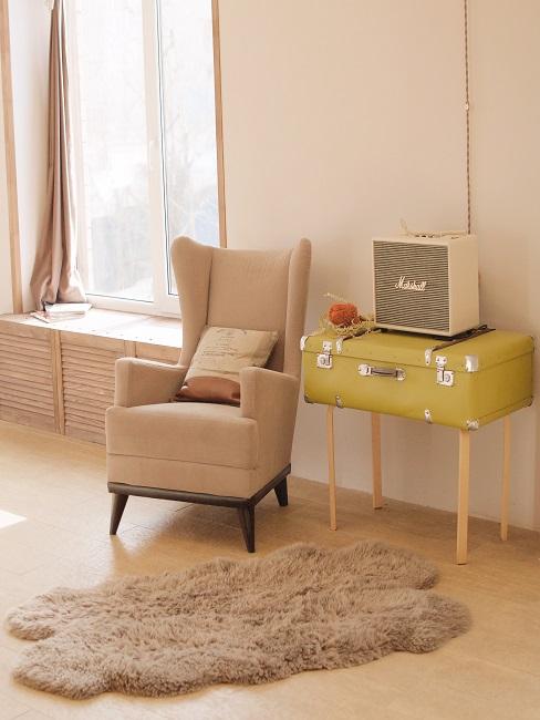 Vintage Wohnzimmer Vintage Sessel neben einem Retro Koffer und altem Radio als Vintage Wohnzimmer Inspiration