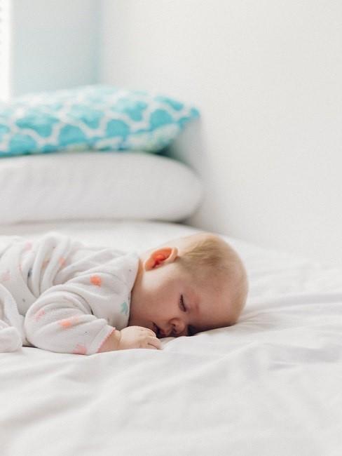 Temperatur Schlafzimmer schlafendes Baby auf Bett