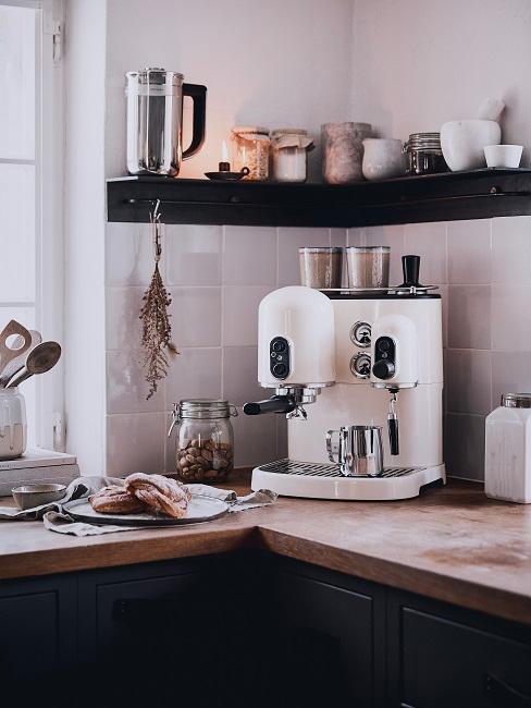 Kaffeemaschine in Küchenecke unter einem Wandregal