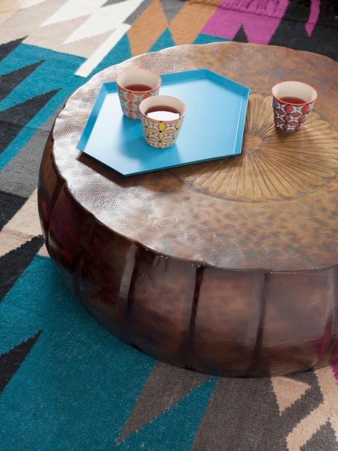 Boho Teppich bunt Ein bunter Teppich mit Ethno Muster kombiniert mit einem runden Holz-Couchtisch