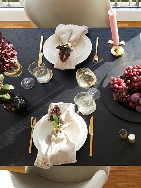 Gedeckter Tisch mit goldenen Elementen