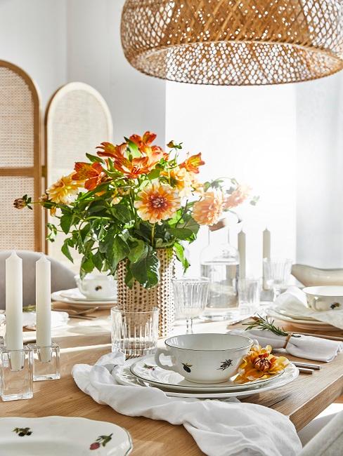 Frühlingshafte Tischdeko mit frischen Blumen