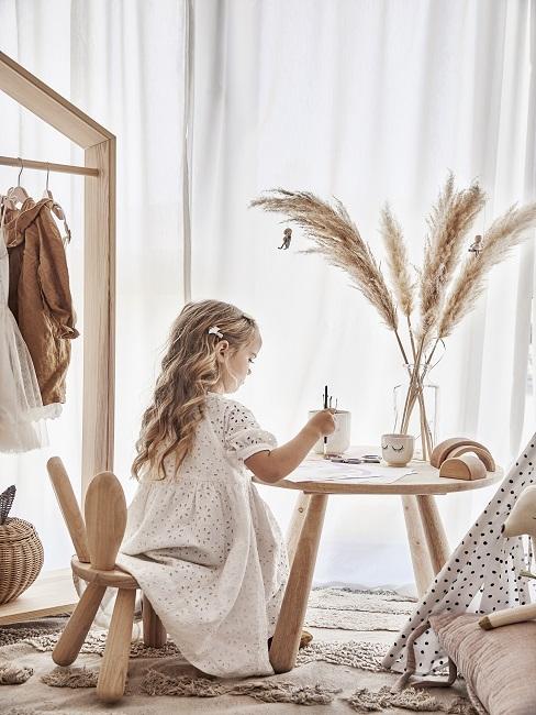 Design Kinderzimmer Banner Design Kinderzimmer mit Mädchen auf Stuhl, das auf kleinem Holztisch malt