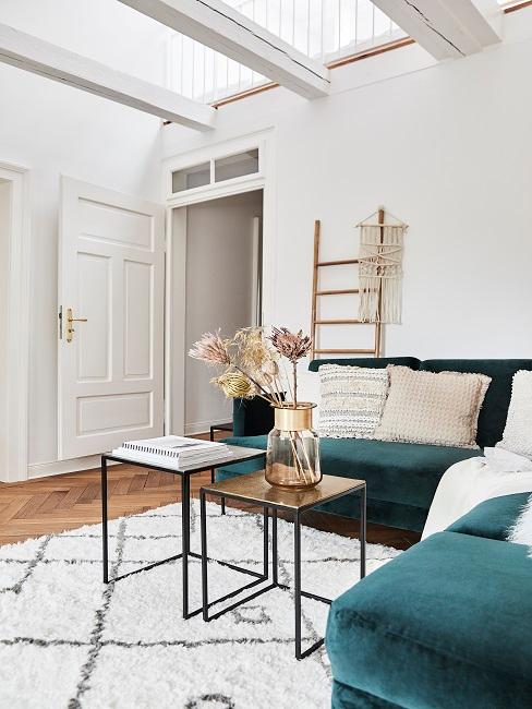Helles Wohnzimmer mit Couch in Petrol