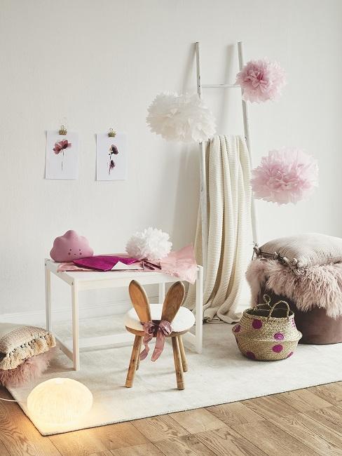 Wolken Kinderzimmer Banner Wolken im Kinderzimmer mit Tisch, Dekoleiter und Körben