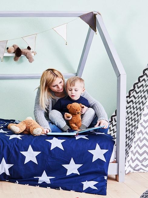 Kinderzimmer Grün Banner Kinderzimmer in Grün mit Hausbett und blauer Bettwäsche