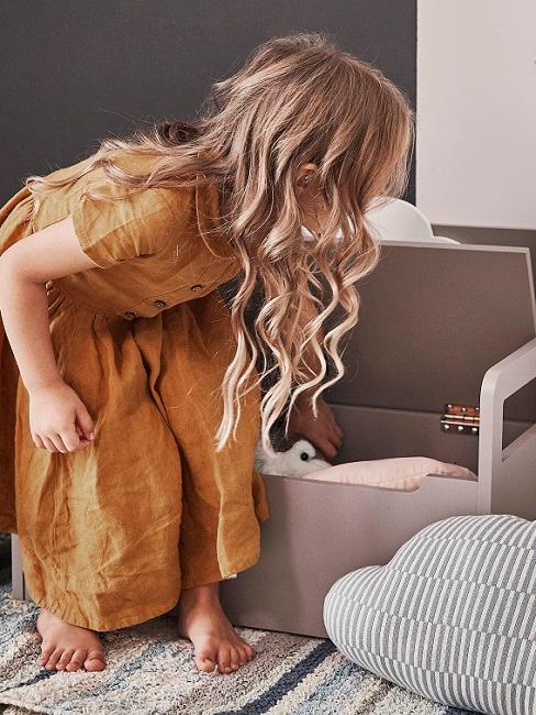 Kinderzimmer aufräumen Banner 2 Mädchen räumt Spielzeug im Kinderzimmer in eine Kiste
