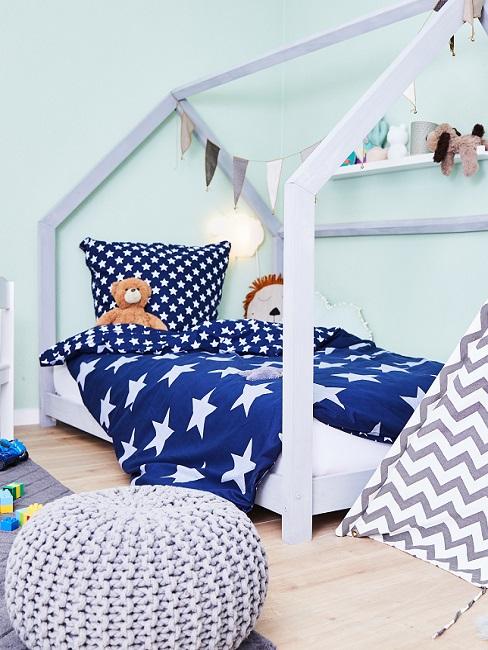 Grüne Wände im Kinderzimmer mit Hausbett und blauer Bettwäsche