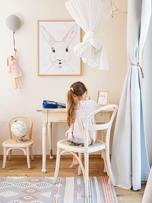 Pastellfarbenes Kinderzimmer mit hellen Holzmöbeln und Hasendeko