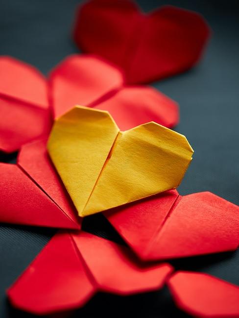 Origami Anleitung Banner Origami Herzen in Rot und Gelb