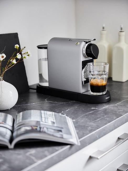 Kaffeemaschine entkalken Nespresso Kaffeemaschine in der Küche