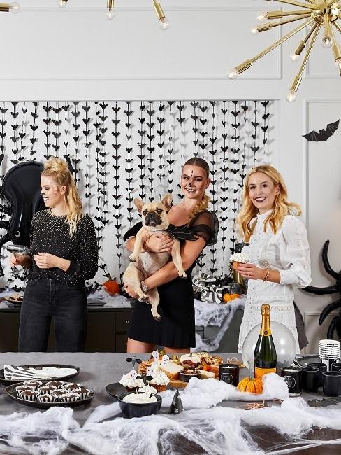 3 Frauen mit Halloween Masken selbstgemacht