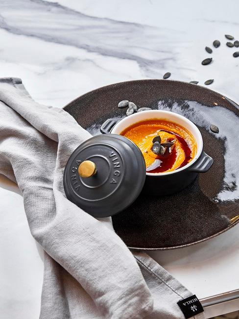 Kürbissuppe in Schüssel