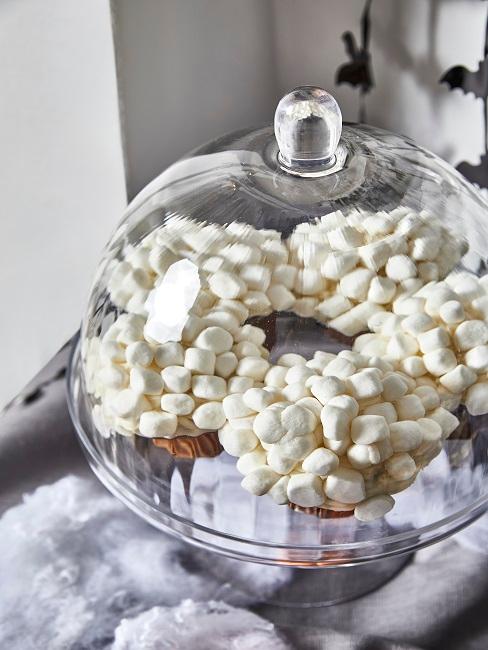 Muffins mit Marshmallows auf Etagere aus Glas