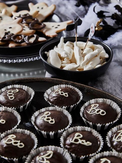Muffins auf Servierplatte in Schwarz