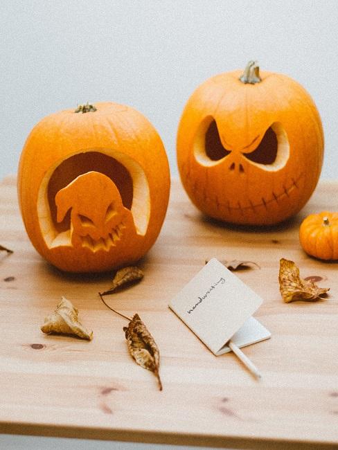 Kürbis schnitzen Zwei Halloween Kürbisse geschnitzt unterschiedlich