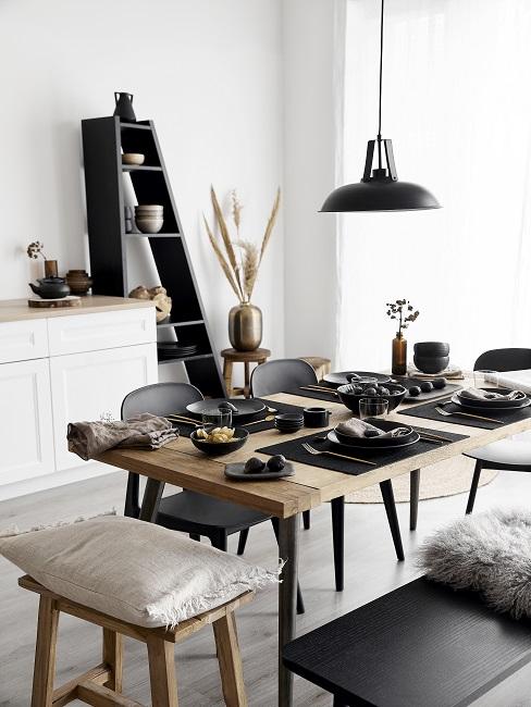 Schöne Küche in Schwarz-weiß im Scandi Style