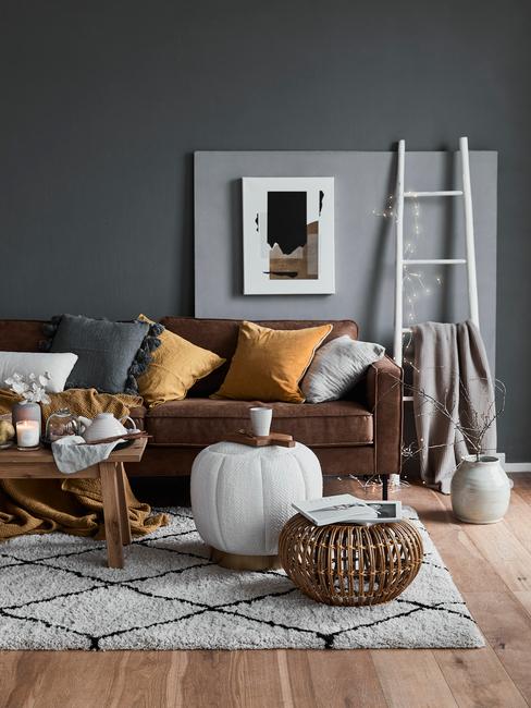 salon-cuero-marron-deco Salón decorado con sofá marrón y cojines mostaza y gris