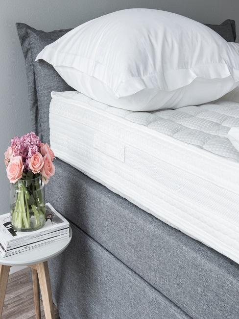 cómo limpiar un colchón cama matrimonial gris con un colchón grueso