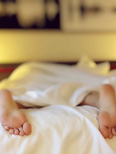 pies en una cama