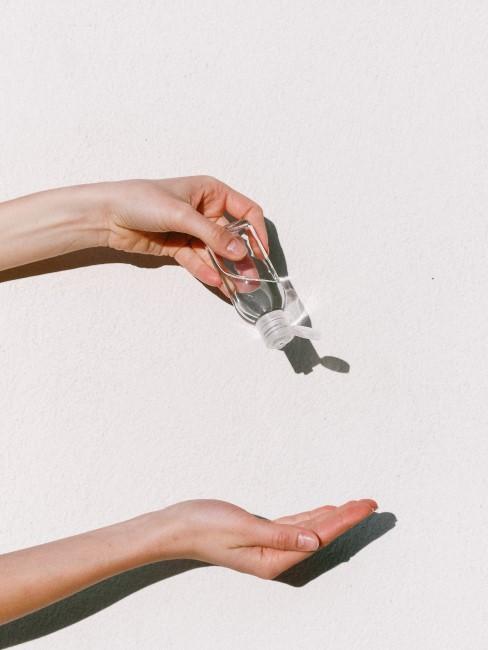 manos con gel antibacteria