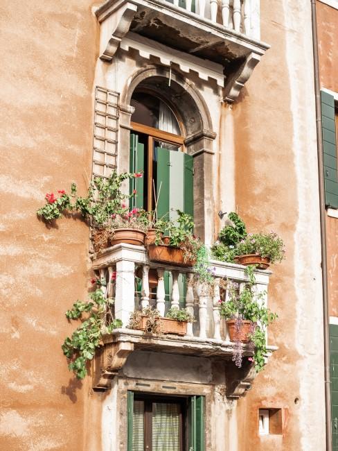 balcon-frances-banner balcón con flores parisino