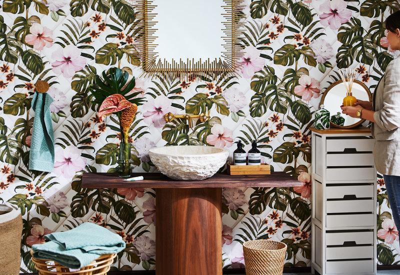 Baño decorado con papel de pared