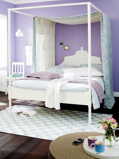 couleur lilas chambre a coucher, grand lit a baldaquin, mur lilas