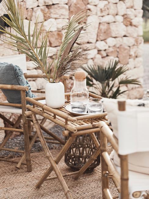 Terrasse extérieure avec meubles en bois et nappe blanche
