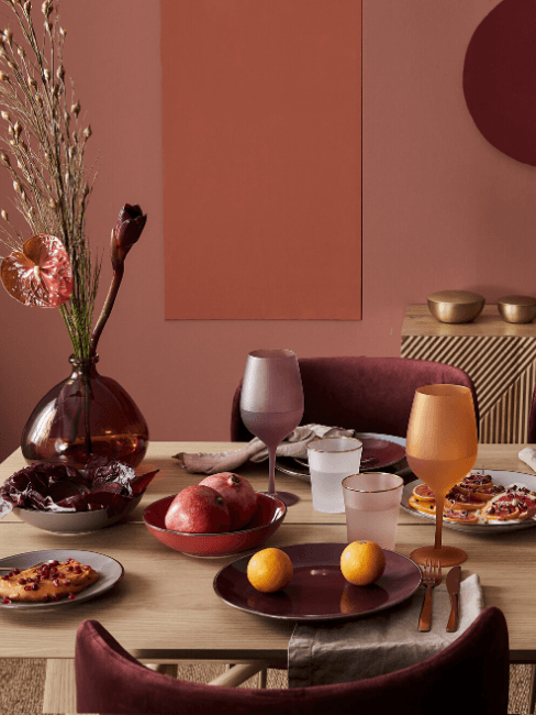rouge-bordeaux Table à manger dans un salon en couleurs rouge très foncé et rouge bordeaux