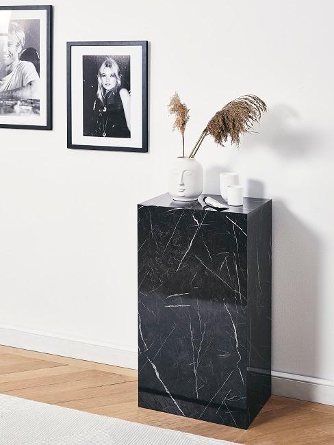 Fotos-couloir Couloir avec commode noire, tapis clair et photos encadrées sur les murs