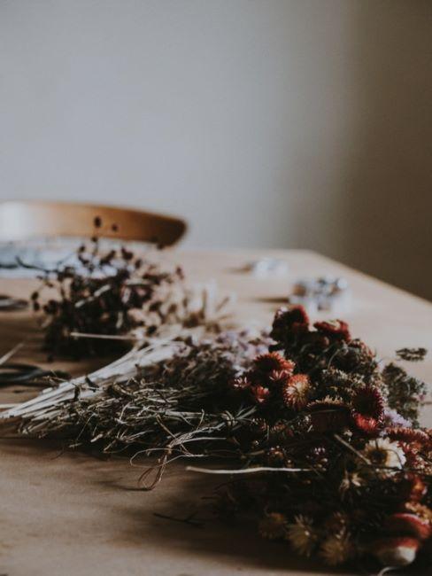 Fleurs séchées Fleurs séchées sur table en bois
