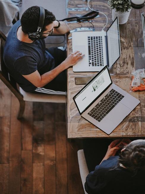 bureau-moderne-banner Homme assis devant son bureau de travail