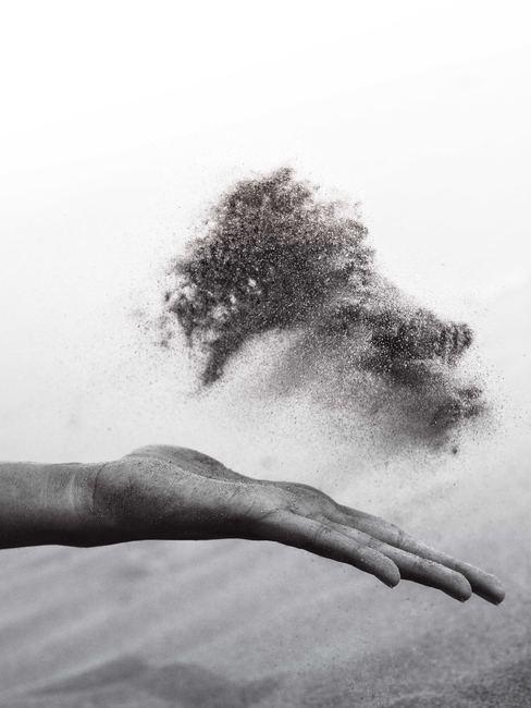 Vase-sand Photo noir et blanc sable dans la main
