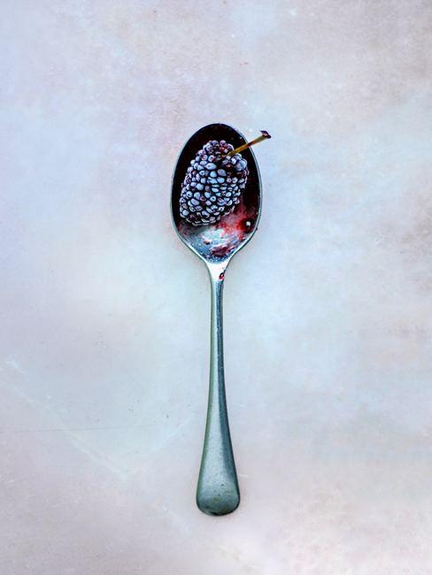 silver-cutlery Cuillère argent avec fruit rouge