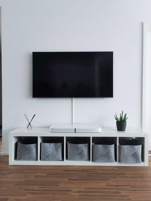 Meuble-TV Meuble TV blanc avec espaces-rangement remplis des paniers en tissu gris