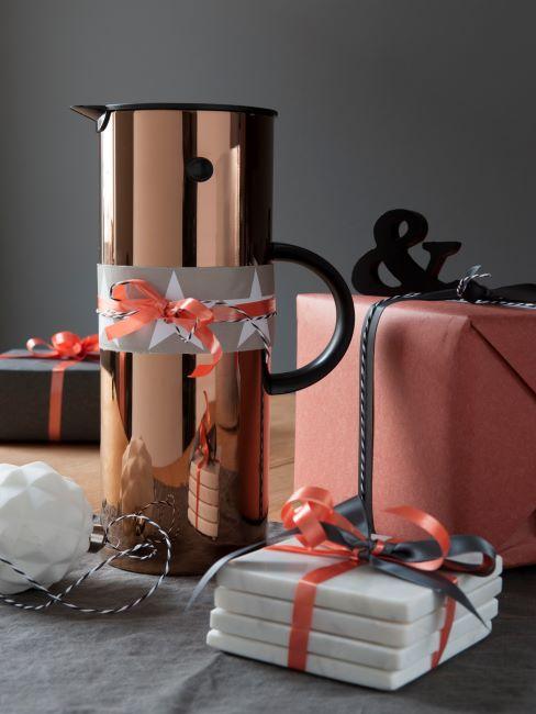 cadeau cremaillere cadeaux emballes dont une jolie cafetiere