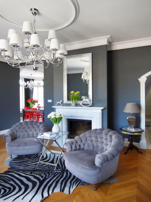 Parquet Salon élégant aux murs bleu-gris, fauteuils de la même couleur et beau parquet