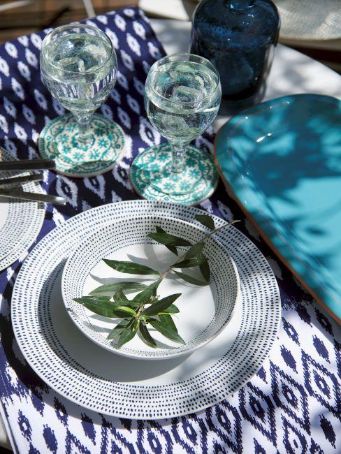 Nappe bleu et blanc Table dressée avec vaisselle blanche et nappe à imprimé bleus et blancs