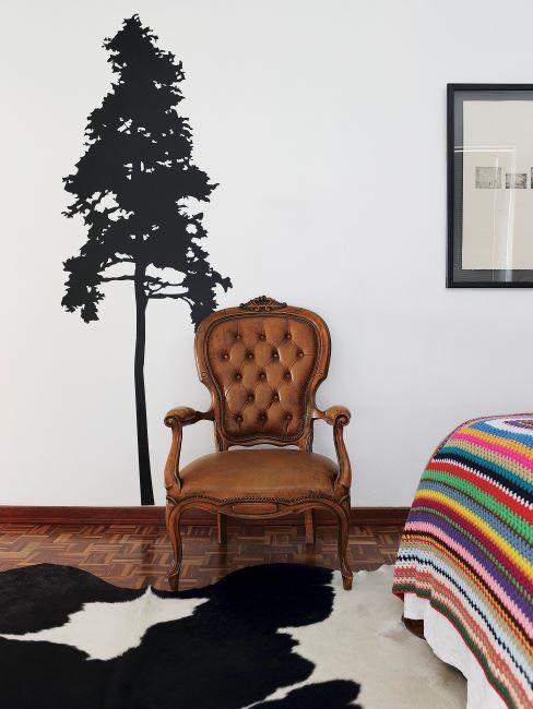 Peau de vache Fauteuil vintage, couvre-lit multicolore et tapis peau de vache
